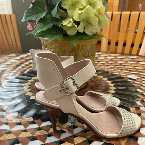 Pretty studded cream open toed heels great ankle strap EUC - Picture 1 of 4